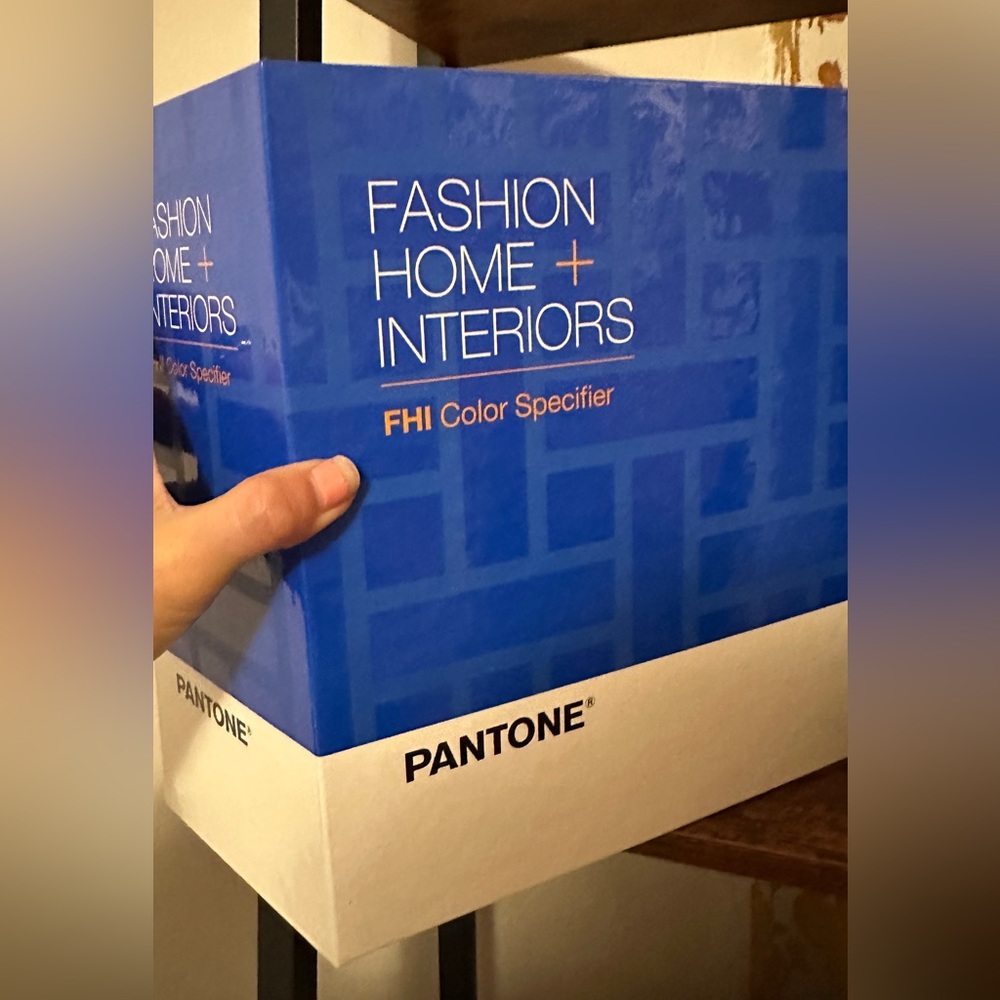 LIKE NEW- Pantone FHI Color Specifier Binder (Fashion Home + Interiors)